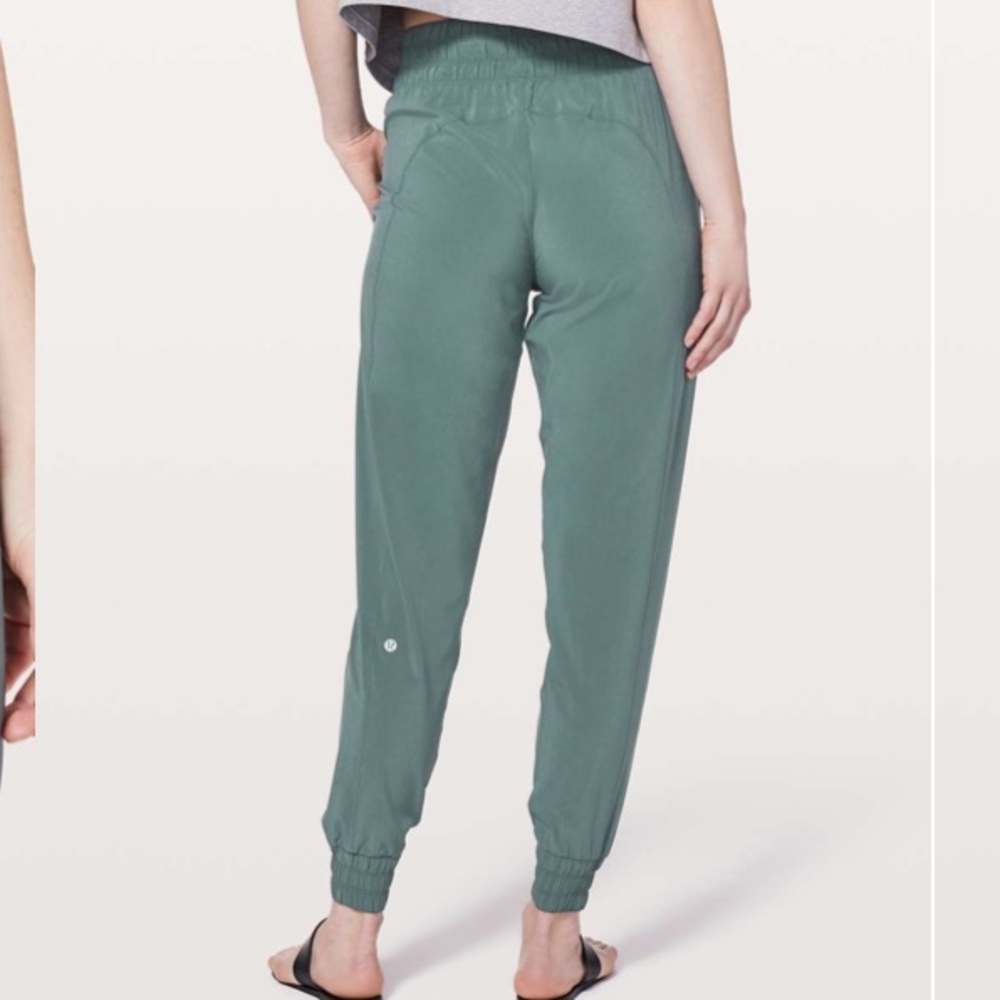 Lululemon Freshly Jogger 29” • Size 2